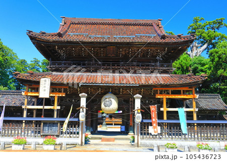 【富山県】快晴の城端別院善徳寺の山門 105436723