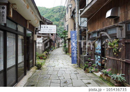 北前船の寄港地として栄えた青石畳通り（島根県美保関町） 105436735