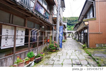 北前船の寄港地として栄えた青石畳通り（島根県美保関町） 105436737