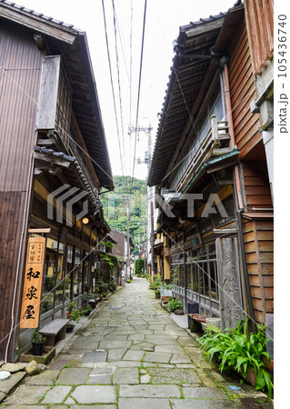 北前船の寄港地として栄えた青石畳通り(島根県美保関町) 北前船の寄港地として栄えた青石畳通り(島根県美保関町) 105436740