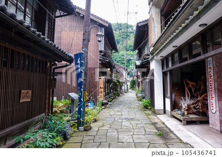 北前船の寄港地として栄えた青石畳通り（島根県美保関町） 105436741