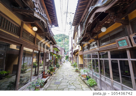 北前船の寄港地として栄えた青石畳通り（島根県美保関町） 105436742