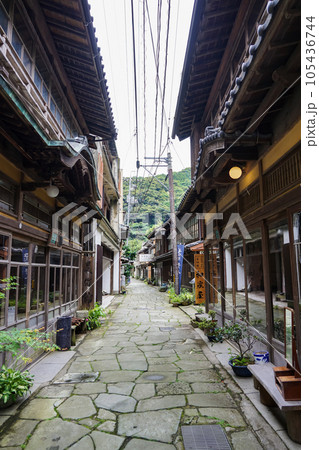 北前船の寄港地として栄えた青石畳通り（島根県美保関町） 105436744