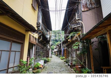 北前船の寄港地として栄えた青石畳通り（島根県美保関町） 105436746