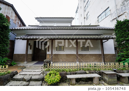 北前船の寄港地として栄えた青石畳通り（島根県美保関町） 105436748