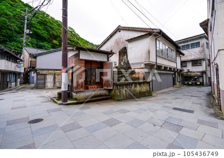 北前船の寄港地として栄えた青石畳通り（島根県美保関町） 105436749