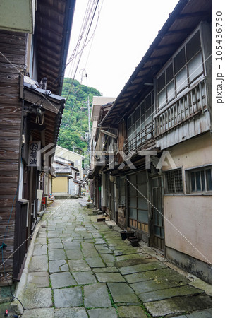 北前船の寄港地として栄えた青石畳通り（島根県美保関町） 105436750