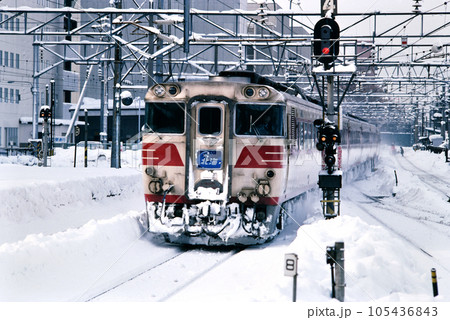 雪景色の札幌駅に到着するキハ82系特急北海 雪景色の札幌駅に到着するキハ82系特急北海 105436843
