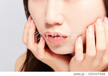 ビューティー若い日本人女性　唇のパーツカット 105437086