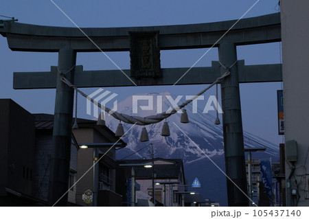 鳥居越しの富士山 105437140