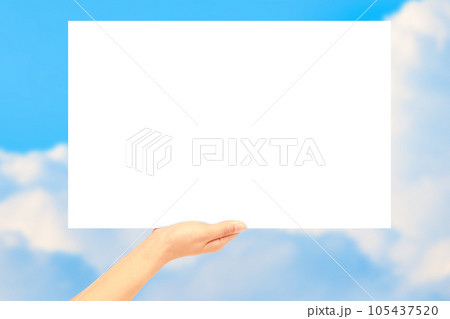 青空を背景に手に持った白紙のフレームのモックアップ 青空を背景に手に持った白紙のフレームのモックアップ 105437520
