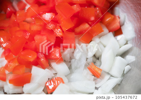 トマトとタマネギのみじん切り 105437672
