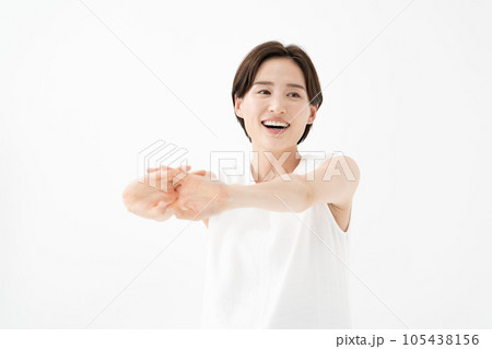 伸び　ストレッチ　ミドル　女性 105438156