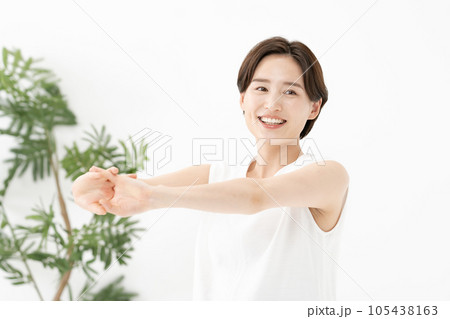 伸び　ストレッチ　ミドル　女性 105438163