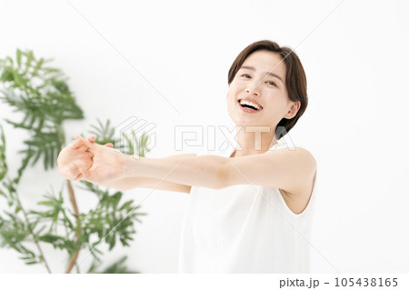 伸び　ストレッチ　ミドル　女性 105438165