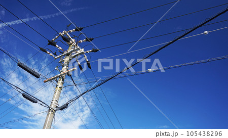 青空にそびえる電信柱 青空にそびえる電信柱 105438296