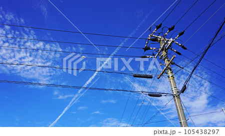 青空にそびえる電信柱 105438297