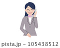 電話をしているスーツを着た女性 105438512