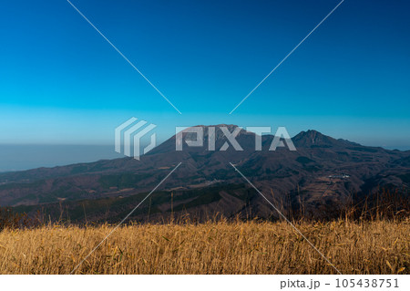 【日本百名山】三平山山頂から見た初冬の大山と烏ヶ山1 岡山県真庭市・鳥取県日野郡江府町 【日本百名山】三平山山頂から見た初冬の大山と烏ヶ山1 岡山県真庭市・鳥取県日野郡江府町 105438751