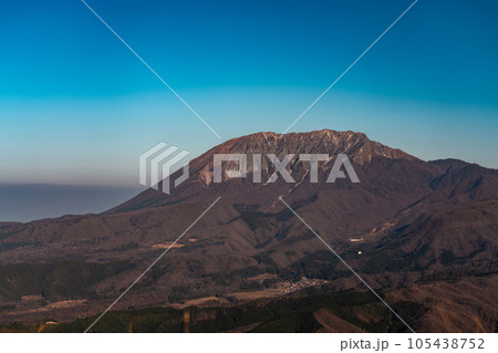 【日本百名山】三平山山頂から見た初冬の大山1　岡山県真庭市・鳥取県日野郡江府町 105438752