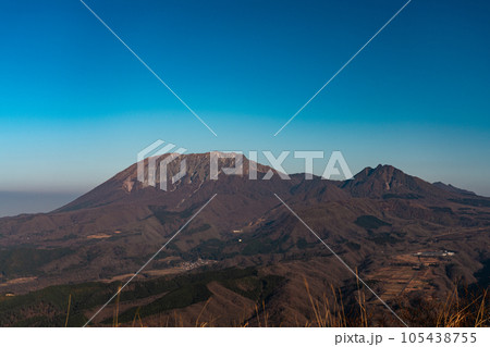 【日本百名山】三平山山頂から見た初冬の大山と烏ヶ山2　岡山県真庭市・鳥取県日野郡江府町 105438755
