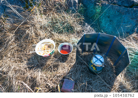 三平山山頂でのカップ麺と紅茶の軽食1 岡山県真庭市・鳥取県日野郡江府町 三平山山頂でのカップ麺と紅茶の軽食1 岡山県真庭市・鳥取県日野郡江府町 105438762