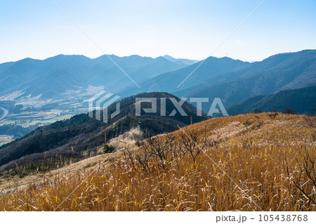 三平山山頂から見た穴ヶ乢　岡山県真庭市・鳥取県日野郡江府町 105438768