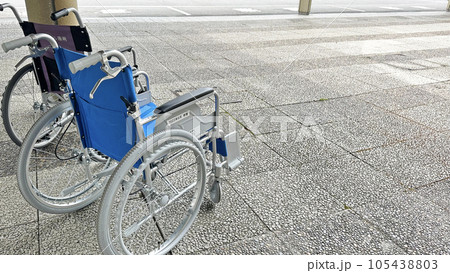 施設の玄関に置かれた車椅子（スタンダードタイプ） 105438803
