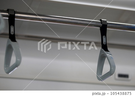 電車のつり革 105438875