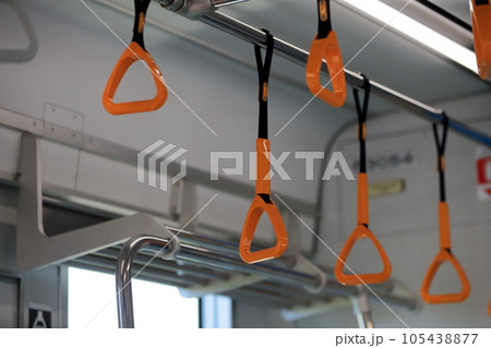 電車のつり革 105438877
