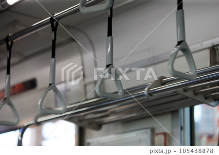 電車のつり革 105438878
