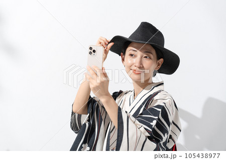 浴衣の女性　スマホ　帽子 105438977