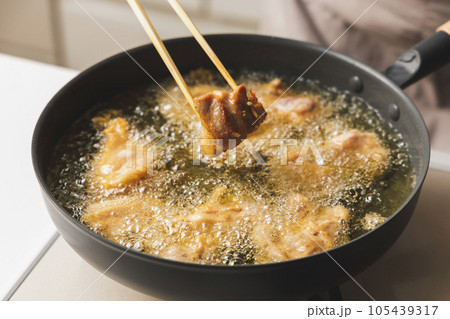 フライパンで揚げている鶏肉の唐揚げ フライパンで揚げている鶏肉の唐揚げ 105439317
