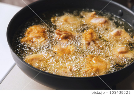 フライパンで揚げている鶏肉の唐揚げ フライパンで揚げている鶏肉の唐揚げ 105439323