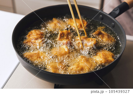 フライパンで揚げている鶏肉の唐揚げ フライパンで揚げている鶏肉の唐揚げ 105439327