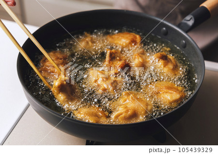 フライパンで揚げている鶏肉の唐揚げ 105439329
