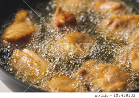 フライパンで揚げている鶏肉の唐揚げ フライパンで揚げている鶏肉の唐揚げ 105439332