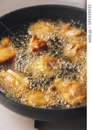 フライパンで揚げている鶏肉の唐揚げ 105439333