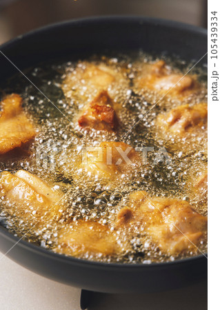 フライパンで揚げている鶏肉の唐揚げ フライパンで揚げている鶏肉の唐揚げ 105439334