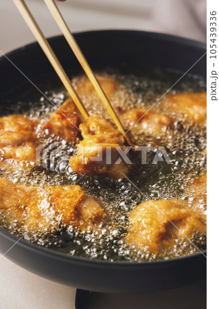 フライパンで揚げている鶏肉の唐揚げ フライパンで揚げている鶏肉の唐揚げ 105439336