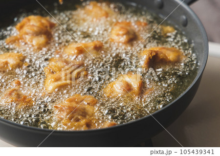 フライパンで揚げている鶏肉の唐揚げ 105439341