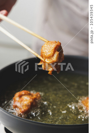フライパンで揚げている鶏肉の唐揚げ 105439345
