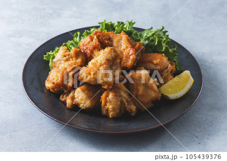 山盛りにした美味しい鶏肉の唐揚げ 105439376