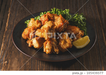山盛りにした美味しい鶏肉の唐揚げ 105439377