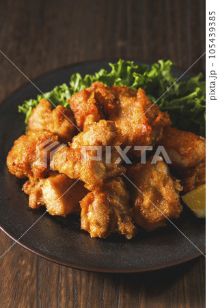 山盛りにした美味しい鶏肉の唐揚げ 山盛りにした美味しい鶏肉の唐揚げ 105439385