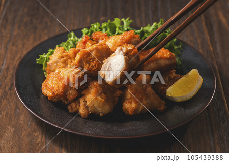 山盛りにした美味しい鶏肉の唐揚げ 山盛りにした美味しい鶏肉の唐揚げ 105439388