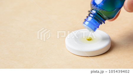 アロマストーンにアロマオイルを垂らす様子／アロマイメージ 105439402