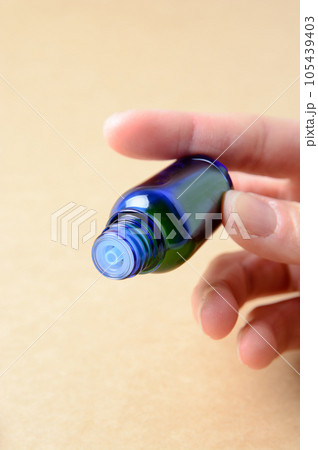 エッセンシャルオイルを垂らす様子 エッセンシャルオイルを垂らす様子 105439403