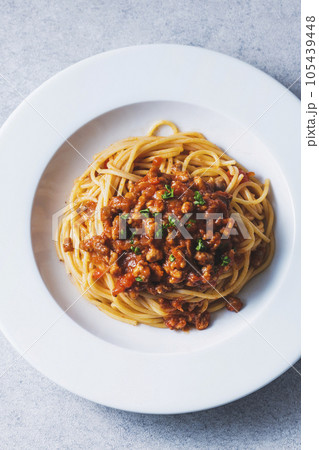 白い皿に盛り付けたスパゲッティミートソース 105439448