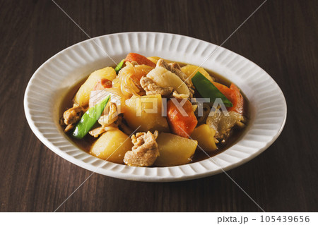 じゃがいもと豚肉を使った家庭料理の肉じゃが じゃがいもと豚肉を使った家庭料理の肉じゃが 105439656